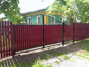 Комбинированный металлоштактеник бордового цвета забор купить Москва